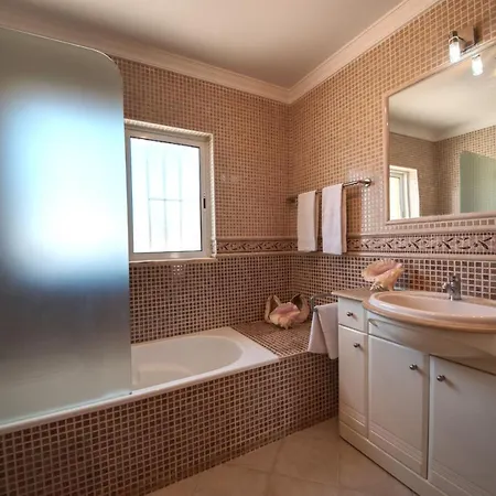 度假居 Spacious House With Private Pool In *