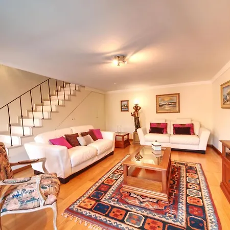 Hébergement de vacances Spacious House With Private Pool In