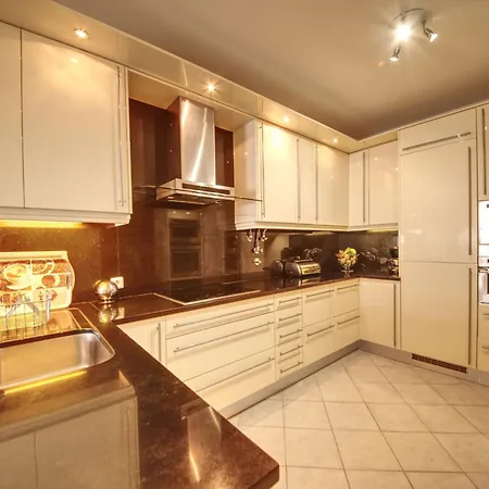 בית נופש Spacious House With Private Pool In *
