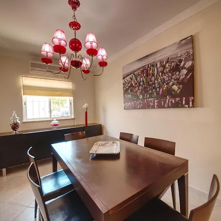 Spacious House With Private Pool In אלבופיירה