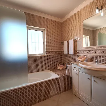בית נופש Spacious House With Private Pool In אלבופיירה