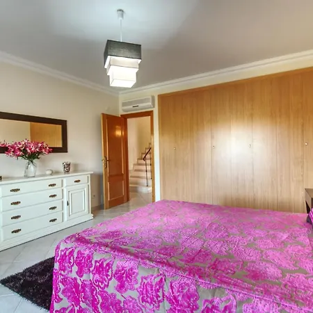 Semesterbostad Spacious House With Private Pool In *